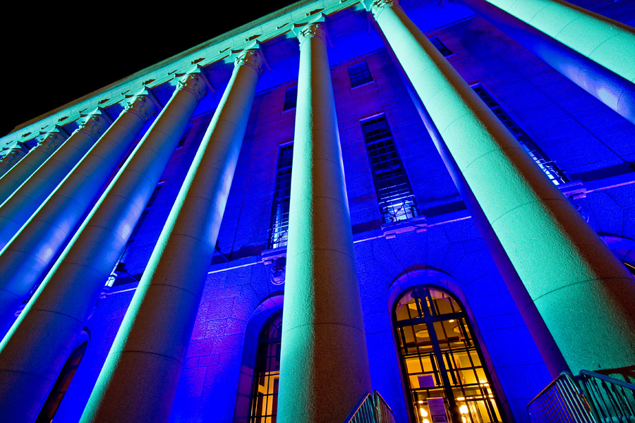 The light installation Oratoribus by Mikki Kunttu illuminates the parliament house