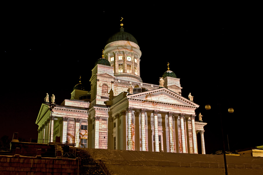 The light installation Heijastuksia - Reflections by Mikki Kunttu illuminates the Helsinki cathedral