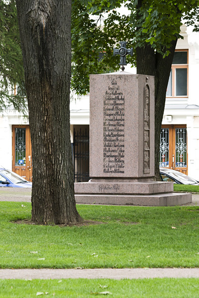 Muistomerkki Vanhassa kirkkopuistossa