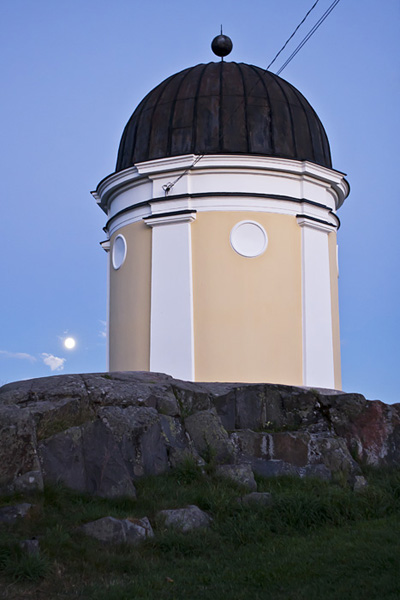 The Moon and the Ursa observatory at Ullanlinnanmki